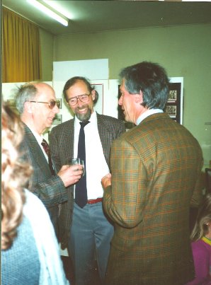 Helmut Uessem im Gespräch mit dem damaligen Schulamts-Leiter, Werner Koch-Gombert, und dem Stadtarchivar Dr. Manfred van Rey (rechts), im neueröffneten Museum 1991