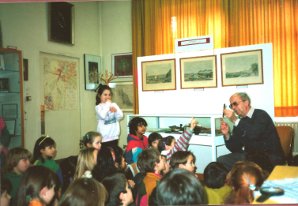 Helmut Uessem bei der Demonstration eines „Soennecken- Füllhalters“ vor einer begeisterten Schulklasse, Foto im Eingangsbereich des Museums, 1992